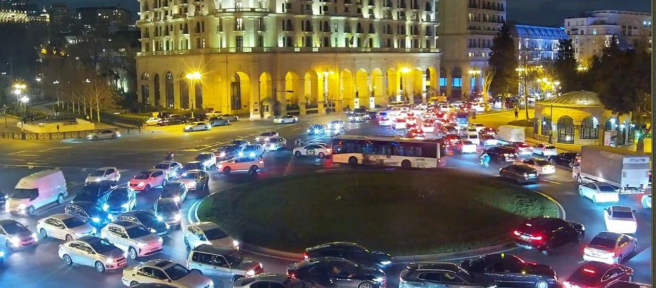 Bakıda maşın yandı, sıxlıq yarandı - FOTO (VİDEO)